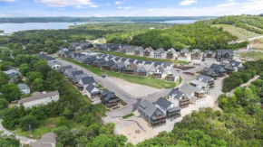 Cast Away At Branson Cove - Panoramic Lake Views & 2 Pools!